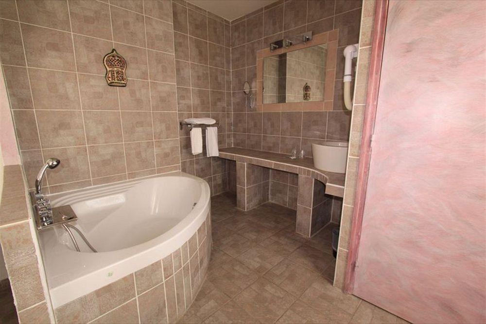 Hotel Le 5 Martigues Esterno foto